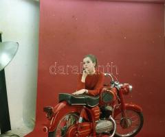 1966 Danuvia motorkerékpár műtermi reklám felvételei, 6 db szabadon felhasználható vintage negatív, ...