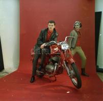 1966 Danuvia motorkerékpár műtermi reklám felvételei, 6 db szabadon felhasználható vintage negatív, ...