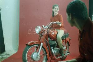 1966 Danuvia motorkerékpár műtermi reklám felvételei, 6 db szabadon felhasználható vintage negatív, ...