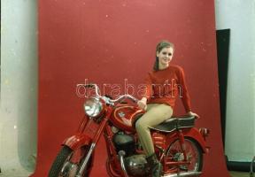 1966 Danuvia motorkerékpár műtermi reklám felvételei, 6 db szabadon felhasználható vintage negatív, ...