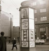 1969 Budapest, a Fővárosi Moziüzemi Vállalat hirdető oszlopai, plakáthelyei, kirakatai, ahol az új f...