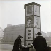 1969 Budapest, a Fővárosi Moziüzemi Vállalat hirdető oszlopai, plakáthelyei, kirakatai, ahol az új f...