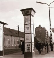 1969 Budapest, a Fővárosi Moziüzemi Vállalat hirdető oszlopai, plakáthelyei, kirakatai, ahol az új f...