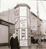 1969 Budapest, a Fővárosi Moziüzemi Vállalat hirdető oszlopai, plakáthelyei, kirakatai, ahol az új f...
