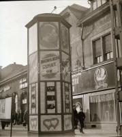 1969 Budapest, a Fővárosi Moziüzemi Vállalat hirdető oszlopai, plakáthelyei, kirakatai, ahol az új f...