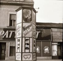 1969 Budapest, a Fővárosi Moziüzemi Vállalat hirdető oszlopai, plakáthelyei, kirakatai, ahol az új f...