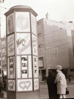 1969 Budapest, a Fővárosi Moziüzemi Vállalat hirdető oszlopai, plakáthelyei, kirakatai, ahol az új f...