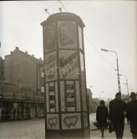 1969 Budapest, a Fővárosi Moziüzemi Vállalat hirdető oszlopai, plakáthelyei, kirakatai, ahol az új f...
