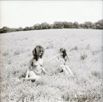 1986 Pucér lányok kint a réten, finoman erotikus felvételek, 13 db vintage negatív, 6x6 cm