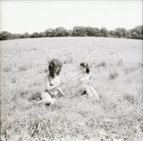 1986 Pucér lányok kint a réten, finoman erotikus felvételek, 13 db vintage negatív, 6x6 cm