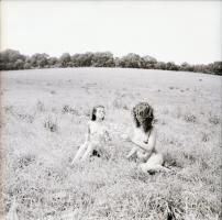 1986 Pucér lányok kint a réten, finoman erotikus felvételek, 13 db vintage negatív, 6x6 cm