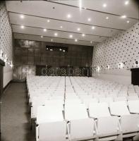 1982 Budapest, Kultúra mozi külső-belső felvételei, 6 db szabadon felhasználható negatív, 6x6 cm