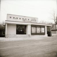 1982 Budapest, Kultúra mozi külső-belső felvételei, 6 db szabadon felhasználható negatív, 6x6 cm