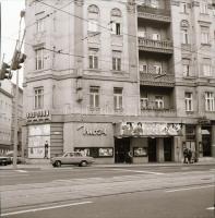 1982 Budapest, Bem mozi külső-belső felvételei, 7 db szabadon felhasználható negatív, 6x6 cm