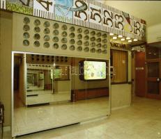 1984 Budapest, Mátra mozi belső felvételei, 11 db szabadon felhasználható negatív, 6x7 cm