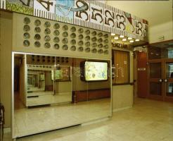 1984 Budapest, Mátra mozi belső felvételei, 11 db szabadon felhasználható negatív, 6x7 cm