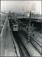 1980 Budapest, 51-es villamos a forgalomban, Karai Sándor pecséttel jelzett vintage fotója, 13x18 cm