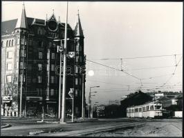 cca 1980 Budapest, 52-es villamos a Nagyvárad téren, vintage fotó, 18x24 cm