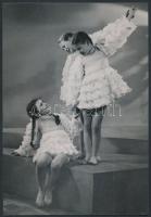 cca 1935 Leichtner Erzsébet vintage fotója Szentpál Olga gyermek tánccsoportjának tagjairól, pecséttel jelzett, 17x11,5 cm