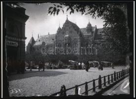 cca 1929 Piac Kecskemét főterén, Kerny István (1879-1963) üveglemez negatívjairól készült 2 db mai nagyítás, 13x18 cm