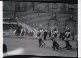 cca 1929 Budapest, budai vár, palota őrség, Kerny István (1879-1963) üveglemez negatívjairól készült 2 db mai nagyítás, 13x18 cm