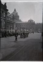 cca 1929 Budapest, budai vár, palota őrség, Kerny István (1879-1963) üveglemez negatívjairól készült...
