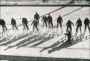 cca 1983 Budapest, járni tanulnak a Festőipari Szakmunkásképző Intézet első éves tanulói, vintage fotó, 16x23,5 cm