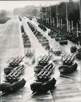 cca 1980 Budapest, katonai díszszemle április 4-én, vintage fotó, 22x17,5 cm