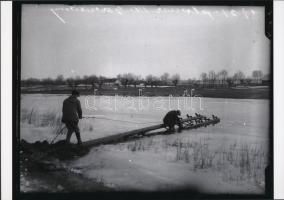 1931. február 14. Gárdony, a vihar által kidöntött távíróvonalak javítása, Kerny István (1879-1963) feliratozott üveglemez negatívjairól készült 6 db mai nagyítás, 18x25 cm