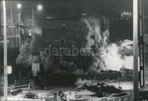 cca 1985 Budapest, Marx tér, robbantással bontottak le egy házat, az aluljáró rendszer építésekor, vintage fotó, 16,5x24 cm
