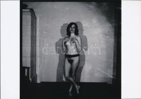 cca 1973 Az otthon melegében unatkozó kis feleségek, 2 db finoman erotikus fénykép, korabeli negatív...