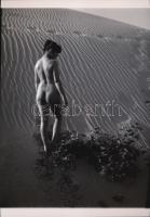 cca 1974 A homok asszonya, 2 db finoman erotikus fénykép, korabeli negatívokról készült mai nagyítások, 25x18 cm / 2 erotic photos, 25x18 cm