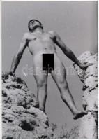 cca 1973 Ádám a csúcson, finoman erotikus fénykép, korabeli negatívról készült mai nagyítás, 25x18 cm / erotic photo, 25x18 cm