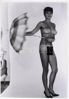 cca 1975 Napernyővel védett területek, finoman erotikus fénykép, korabeli negatívról készült mai nagyítás, 25x18 cm / erotic photo, 25x18 cm