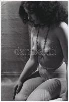 cca 1970 Necces képsorozat, 5 db finoman erotikus fénykép, korabeli negatívokról készült mai nagyítá...