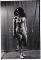 cca 1970 Necces képsorozat, 5 db finoman erotikus fénykép, korabeli negatívokról készült mai nagyítá...