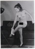 cca 1969 Modellválogatáson, finoman erotikus fénykép, korabeli negatívról készült mai nagyítás, 25x18 cm / erotic photo, 25x18 cm