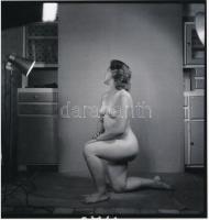 cca 1967 Konyhatündér, 2 db finoman erotikus fénykép, korabeli negatívokról készült mai nagyítások, ...