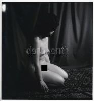 cca 1968 Régi szép emlék a szőnyegen, finoman erotikus fényképek, 3 db korabeli negatívról készült m...