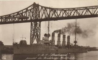 SMS Stralsund Magdeburg-class light cruiser of the German Kaiserliche Marine, passiert die Rendsburger Hochbrücke