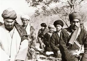 ,,Az ember kincse - találkozás a régi mecsetnél" című film állóképei, 21 db negatív, ezekről készültek a mozik előcsarnokában kiállított, új filmek reklámozására szolgáló fényképek, 4x7 cm