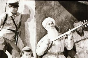 ,,Az ember kincse - találkozás a régi mecsetnél" című film állóképei, 21 db negatív, ezekről ké...