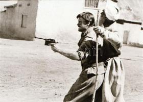 ,,Az ember kincse - találkozás a régi mecsetnél" című film állóképei, 21 db negatív, ezekről ké...