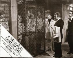 ,, A burzsoázia diszkrét bája" című francia film állóképei, 24 db negatív, ezekről készültek a mozik előcsarnokában kiállított, új filmek reklámozására szolgáló fényképek, 4x7 cm