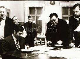 ,,Hogyan felejtsük el életünk legnagyobb szerelmét?" című magyar film állóképei, 25 db negatív, ezekről készültek a mozik előcsarnokában kiállított, új filmek reklámozására szolgáló fényképek, 4x7 cm