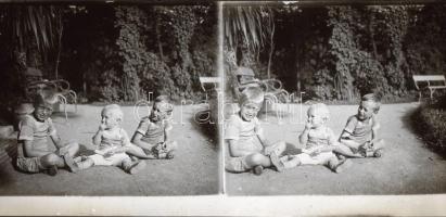 cca 1920 Sztereo negatívok és diapozitívok egy jómódú család fotóhagyatékából (gyerekek, tájak), 21 db üveglemez, 6x13 cm