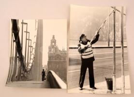 cca 1977 Budapest, Erzsébet híd, 2 db vintage fotó, 30x25 cm és 38x25,5 cm