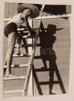 cca 1960 Fel a létrán, jelzés nélküli vintage fotó, sarkán törésnyom, 39x29 cm