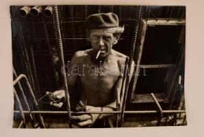 cca 1976 Gyenes Kálmán: Vasbetonszerelő, feliratozott vintage fotóművészeti alkotás, sarkán törésnyom, 28,5x40 cm