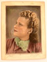 1943 Színezett női portré, Lloyd fotó, kasírozva, 33x24 cm, karton 40x30 cm